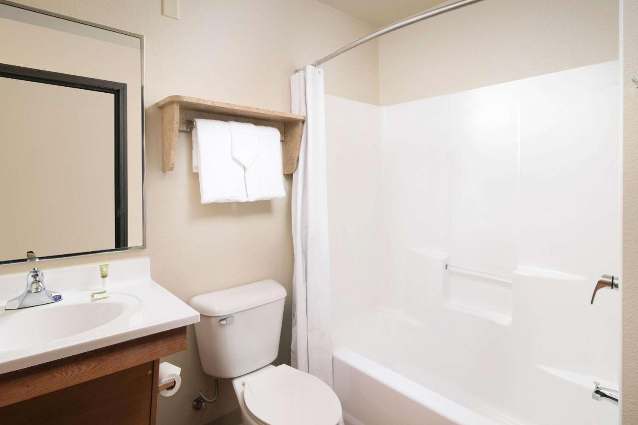 Woodspring Suites Midland Eksteriør bilde