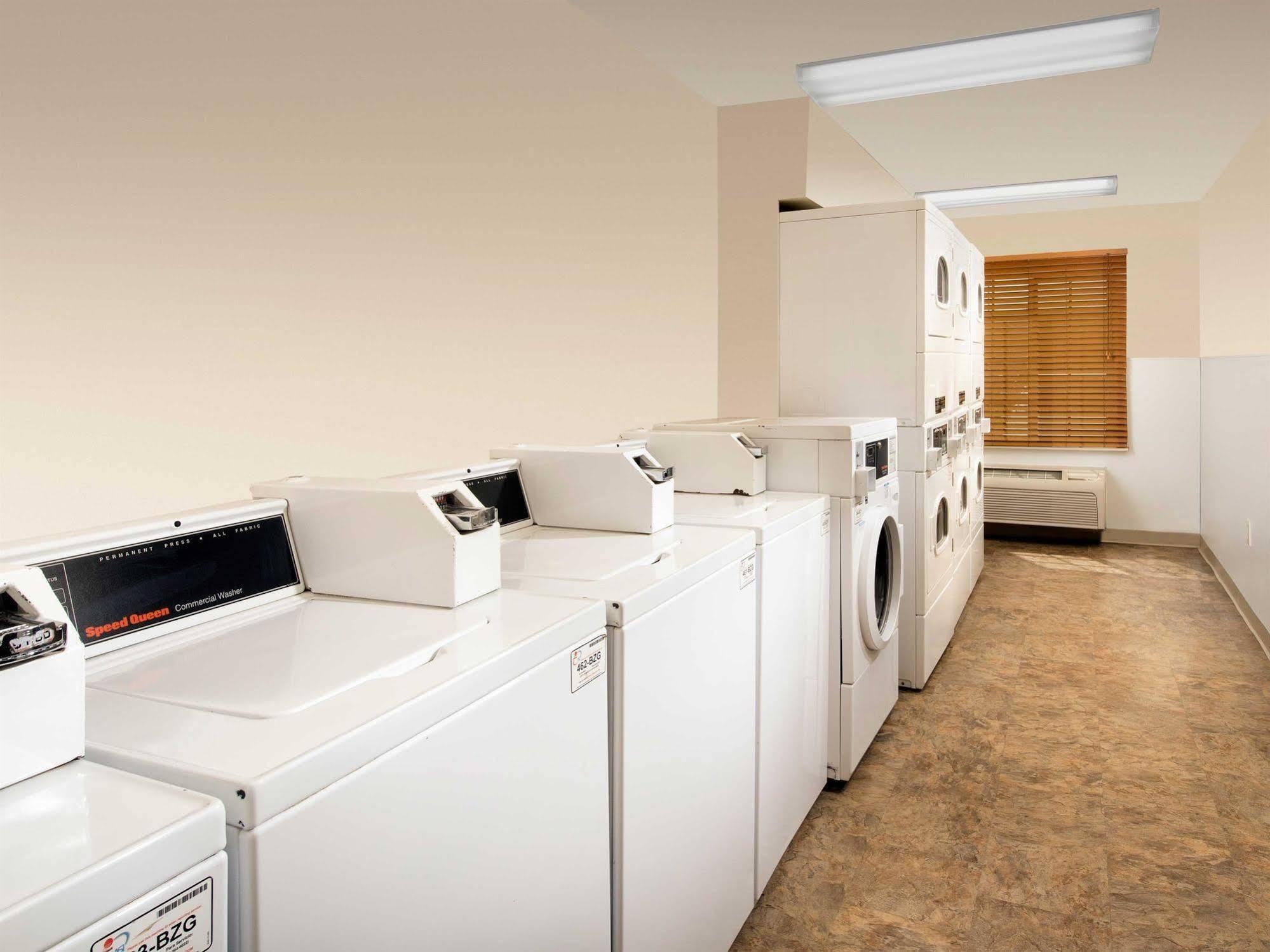 Woodspring Suites Midland Eksteriør bilde