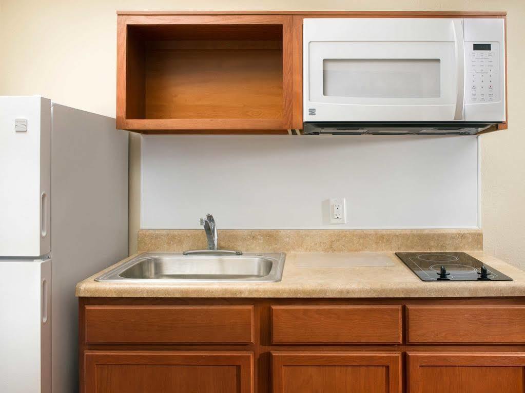 Woodspring Suites Midland Eksteriør bilde